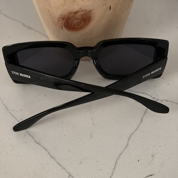 Steve Madden Black Rectangular Sunglasses - Picture 3 of 5